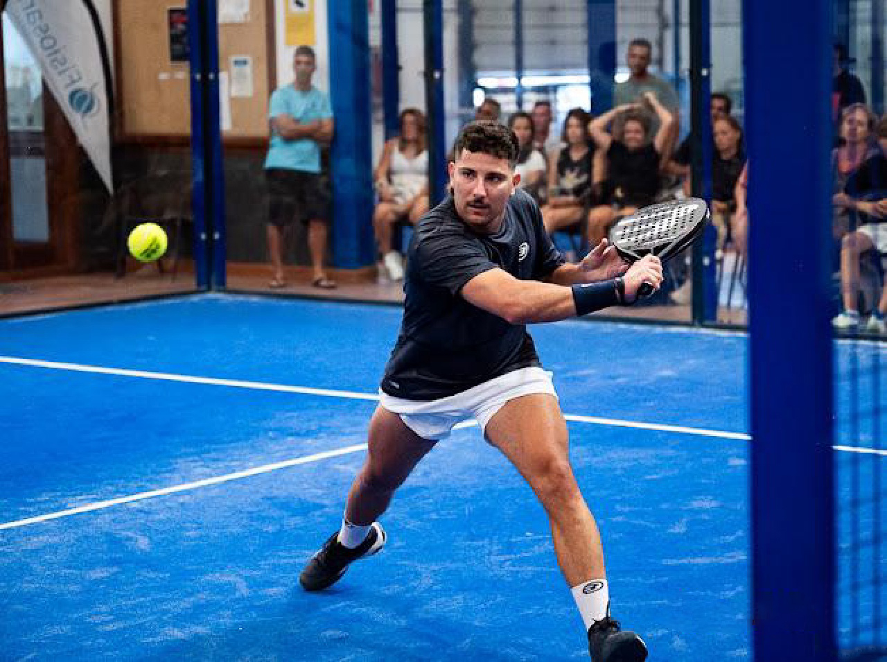 kevin padron frias jugando a padel